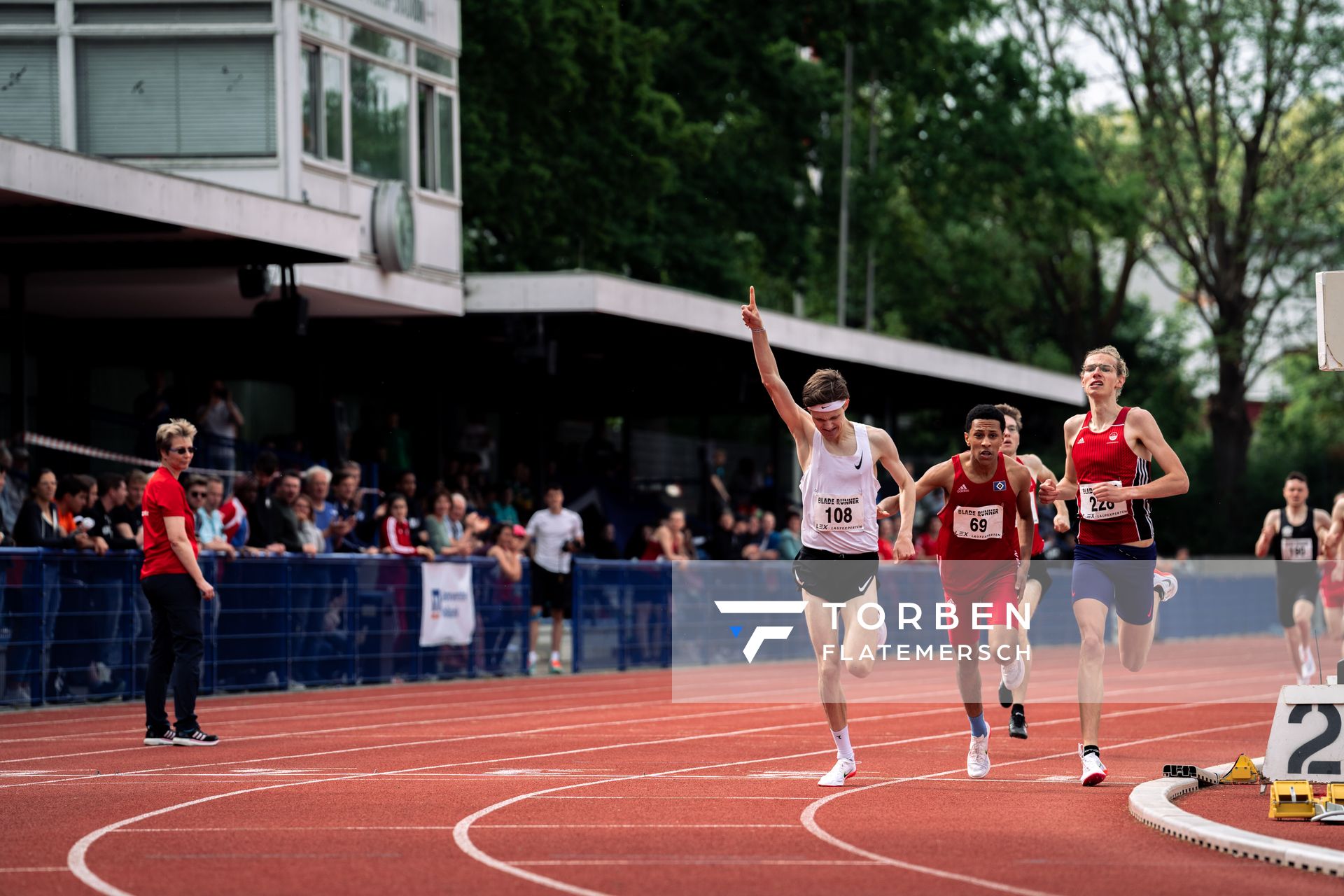 Tom Schroeder (LG Wedel-Pinneberg), Christian Amanuel-Tekeste (Hamburger SV), Philipp Tabert (VfL Eintracht Hannover) beim Zieleinlauf nach 800m am 14.05.2022 beim Nationalen Leichtathletik-Meeting im Erika-Fisch-Stadion in Hannover